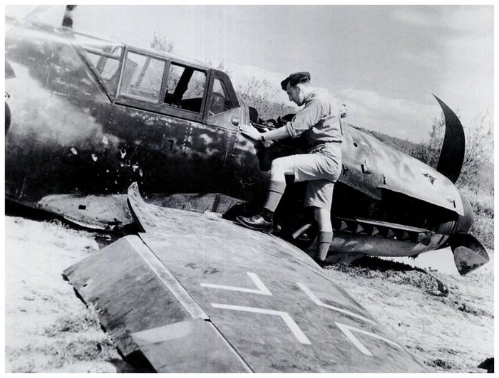 Me Bf 109G-2 (6 noir) du 2.(H) - 14 piloté par le Lt. Herbert Prior. Abattu le 7 avril 1943 (2).jpg
